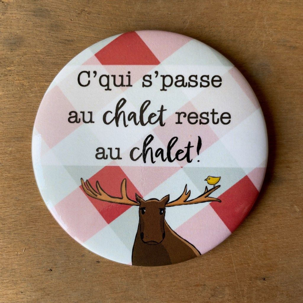 Aimant rond 3 pouces avec le dessin d'un orignal et d'un oiseau avec l'inscription:"C'qui s'passe au chalet reste au chalet".