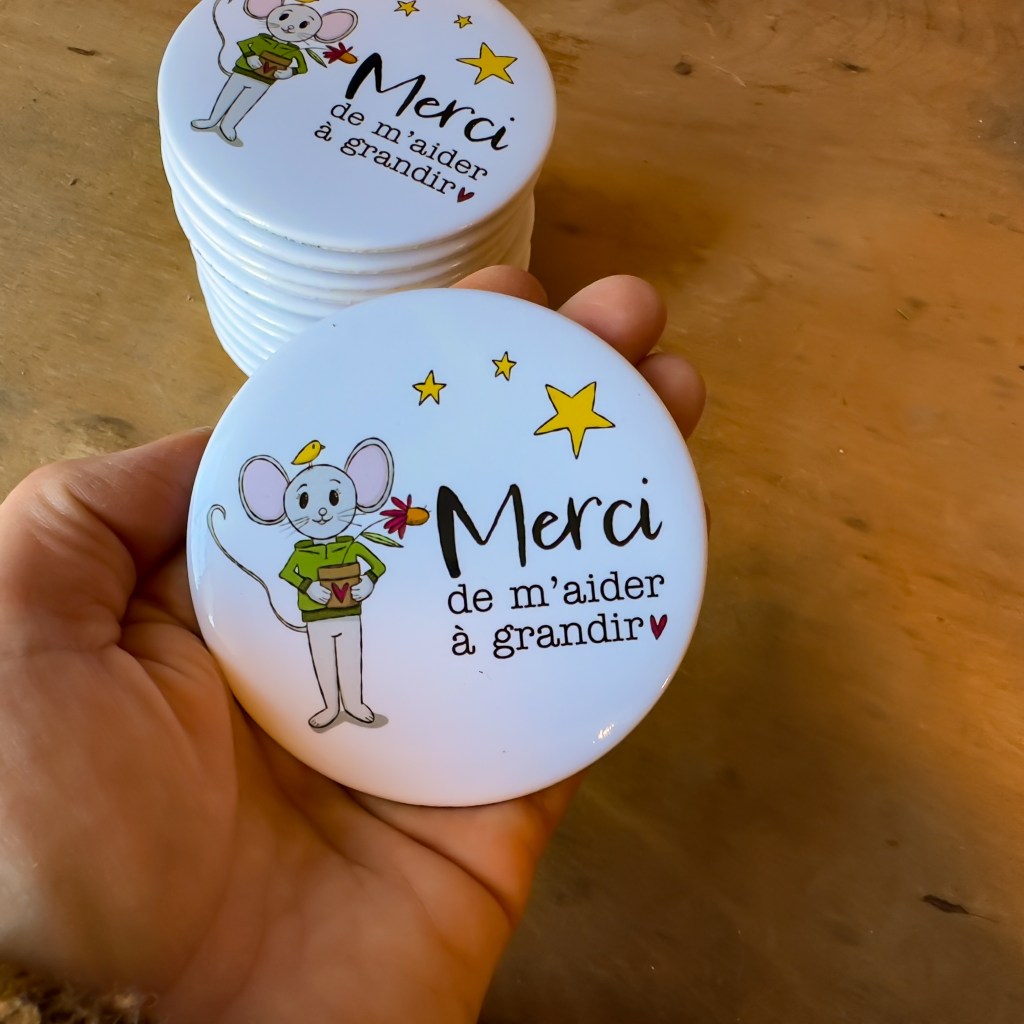 Aimant rond de 3 pouces avec un dessin de souris avec des étoiles et l'inscription "Merci de m'aider à grandir"