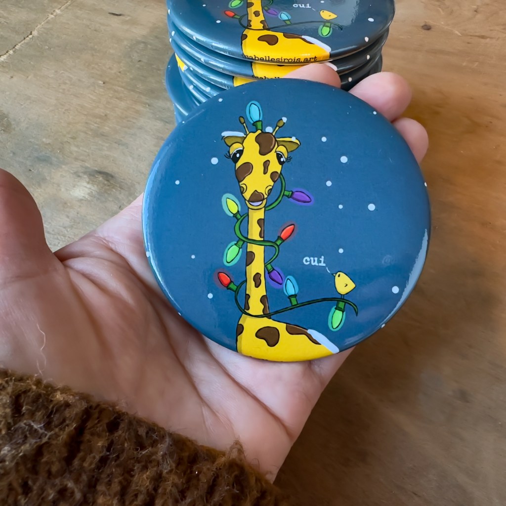 Aimant rond de 3 pouces avec un dessin de girafe et un foulard de lumières de Noël
