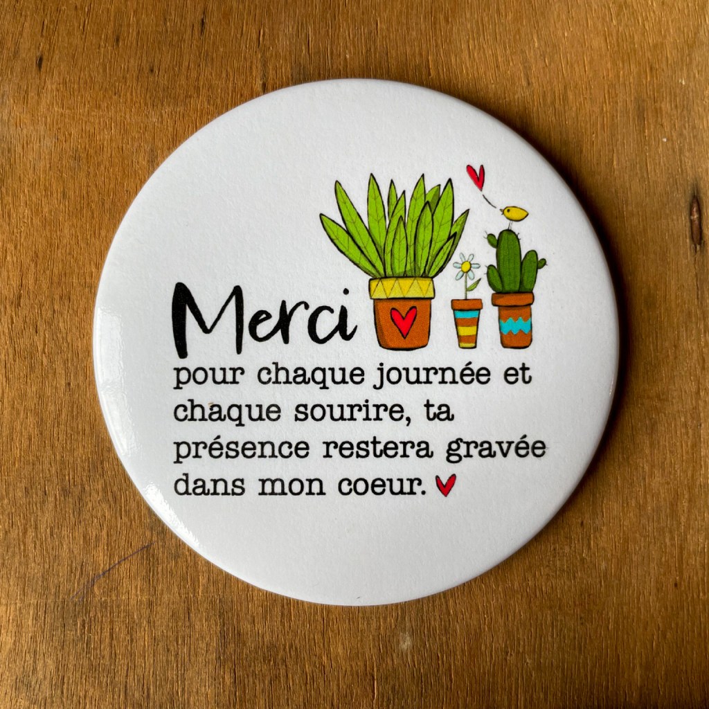 Aimant rond 3 pouces avec dessins de plantes et cactus et l'inscription :"Merci pour chaque journée et chaque sourire, ta présence restera gravée dans mon coeur". Cadeau