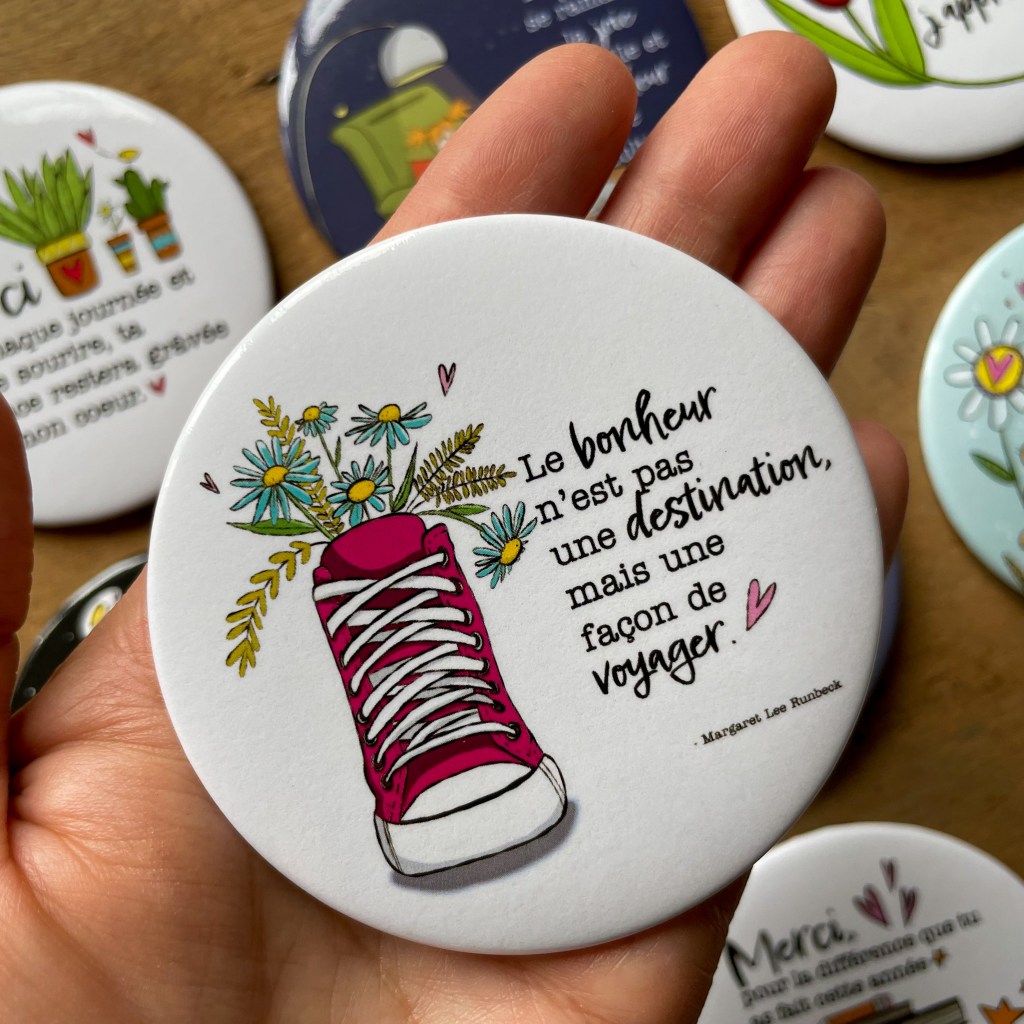 Aimant rond 3 pouces avec le dessin d'un soulier converse rempli de fleurs et l'inscription:"Le bonheur n'est pas une destination, mais une façon de voyager".