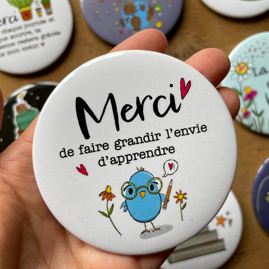 Aimant rond 3 pouces avec le dessin d'un oiseau bleu à lunettes et l'inscription :"Merci de faire grandir l'envie d'apprendre".