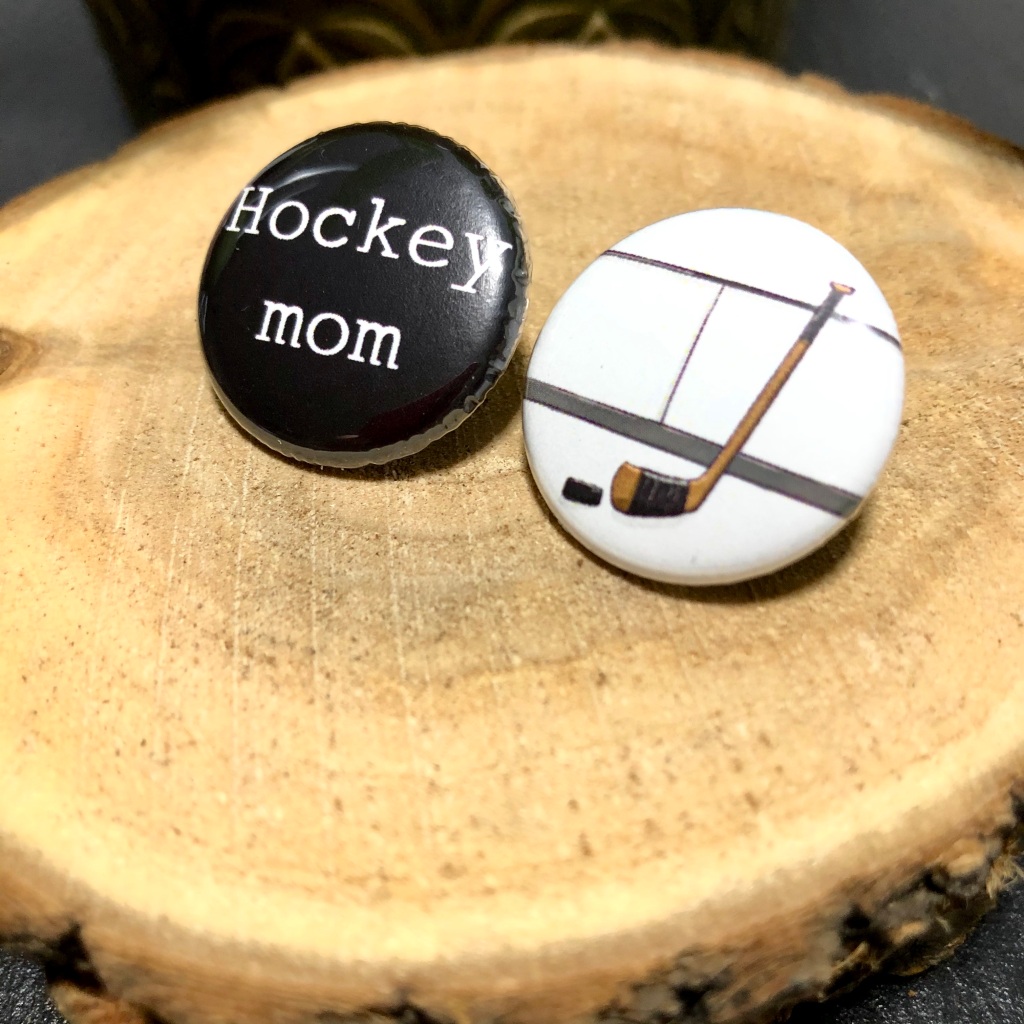 Boucles d'oreilles avec le dessin d'un bâton de hokey et l'inscription "Hockey mom"